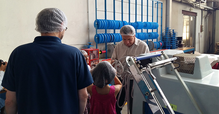 Petits et grands pour la visite des ateliers de la corderie Meyer-Sansboeuf