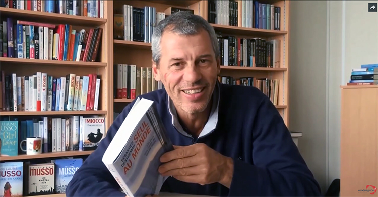 Sébastien Destremau publie un livre "Seul au monde : 124 jours dans l'enfer du Vendée Globe"