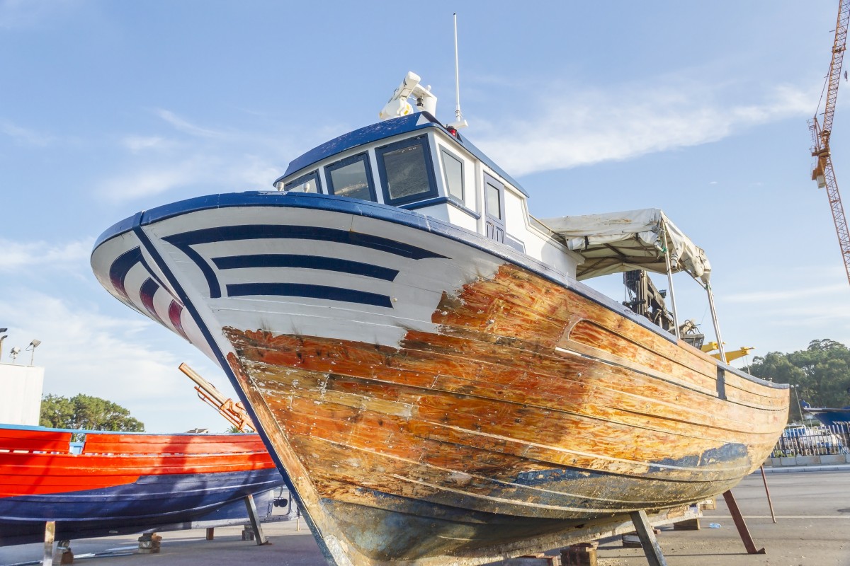 Le calfatage des bateaux en bois, crucial pour assurer leur étanchéité MeyerSansboeuf cordes